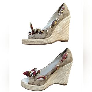 Gucci Women's Wedges Cream Canvas GG Logo Size 8.5 Weaved Scarf Bow On Peep-toe